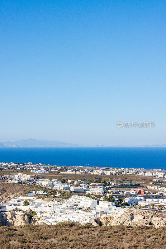 希腊爱琴海南部岛屿圣托里尼岛的Pyrgos Kallistis附近的城市扩张